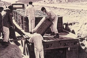 La fosa que sirvió para cargar en camiones bidones de contaminación.