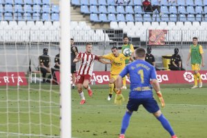 Iván Balliu en el Almería-Alcorcón de la temporada 2019-2020.
