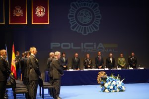 Autoridades y policías condecorados este martes