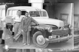 El coche ambulancia municipal que trasladaba a los pacientes a la Casa de Socorro, cuando se guardaba en las cocheras de los bomberos del Centimillo.