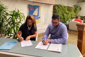 Firma del acuerdo entre Senator y el Ayuntamiento de Tabernas.