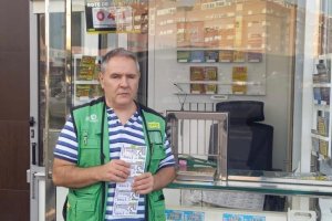 José Ángel Rueda vende los diez cupones premiados.