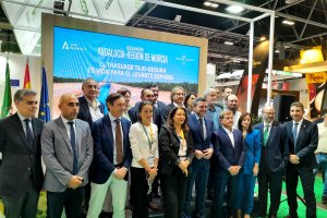 Foto de familia tras el encuentro de los dos consejeros.