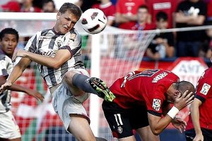 Jakobsen y Pandiani en el Almería-Osasuna de la temporada 2010-2011.