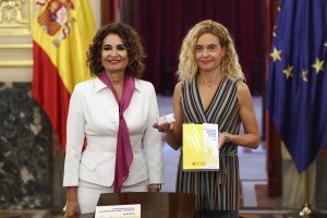 La presidenta del Congreso, con los PGE 2023. Junto a ella, la ministra de Hacienda.