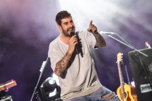 Melendi durante una actuación.