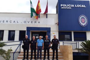 Fotografía de familia tras la visita.