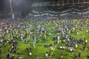 Multitud de personas, en el césped del estadio de Gimnasia, la pasada noche.