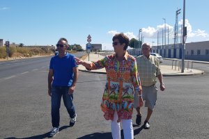Adriana Valverde recorriendo el carril bici
