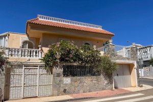 Un chalet en Aguadulce, una de las propiedades de la Iglesia puestas a la venta.