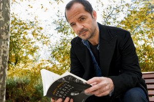 Ángel Martín, en una imagen promocional de su libro ‘Por si las voces vuelven’. Foto: Carlos Ruiz
