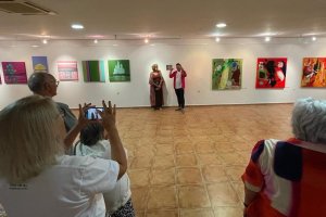 Los artistas Encarna Morales y Jesús Visiedo durante la inauguración de la exposición en el Hotel Naturaleza Rodalquilar.