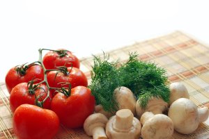 Champiñones y tomates.