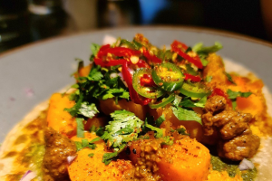 Tacos de Calabaza asada con pasta de judías negras.