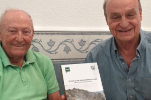 Con Andrés Cassinello y su libro de \"Memorias de tiempos difíciles\", titulado “La huella que deja el tiempo al pasar”.