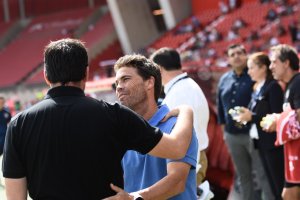 Rubi saluda a Iraola en la previa del Almería-Rayo.