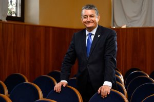 Antonio Sanz, consejero de la Presidencia, en una sala del Varadero del Puerto de Almería, este sábado.