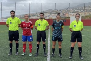 Los colegiados con las capitanas de ambos equipos.