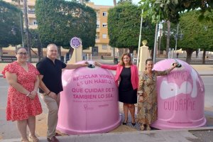 Ediles cuevanas junto a los iglús instalados para la ocasión.