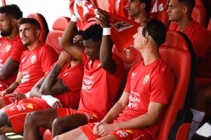 Esta imagen con Samú y Ramazani en el banquillo dice muchas cosas.