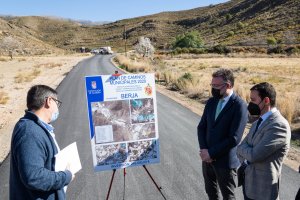 Presentación de una actuación del Plan de Caminos en Berja en una imagen de archivo.