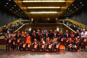 Miembros del equipo de ‘Like’ con asistentes y autoridades tras la gala.