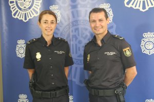 Raquel  Gómez y Juan Padilla, en la Comisaría Provincial de Almería