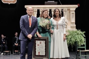 La pregonera (centro) junto al alcalde y la edil de Cultura.