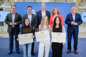 En primer plano, las tres alumnas que han recibido una beca en la Diputación.