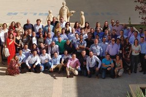Foto de familia de la promoción de 1994/95 de La Salle, reunida frente a la estatua de San Juan Bautista.