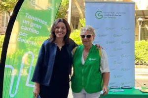 Magdalena Cantero, presidenta de la AECC en Almería, con una voluntaria.