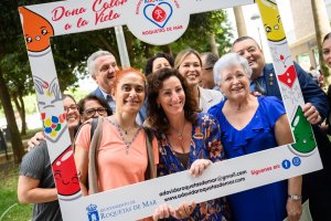 La alcaldesa junto con los participantes. 