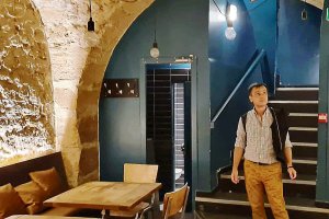 El profesor García-Quiñonero en el Café-Théâtre de l’Odéon, en el Barrio Latino de París. Foto: Quiñonero