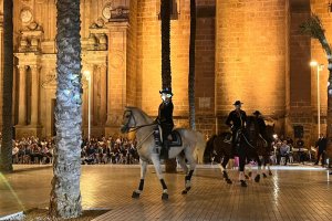 Varios caballos desfilan en la Plaza de la Catedral, este sábado.