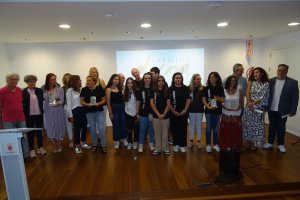Foto de familia con las premiadas y organizadores de los Premios del GEM