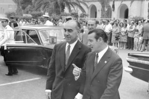 El almirante Luis Carrero Blanco en la inaguración de la nueva escuela de prácticas de Magisterio de la Carretera de Ronda el 10 de julio de 1971.