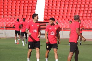 Robertone charla con Egauras en el entrenamiento de este lunes.