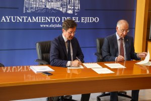 Francisco Góngora y Gabriel Amat rubricando el acuerdo de cesión de la Torre de Cerrillos.