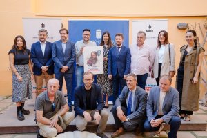Foto de familia de organizadores y colaboradores del Almería Western Film Festival 2022, presentado en el Patio del Mandarino de la Diputación.