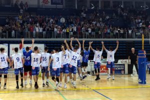 Los jugadores almerienses saludando a la afición.