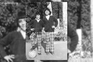 Las hermanas Pepita y María, del barrio de Santa Isabel, en  una mañana de domingo en el Parque, luciendo sus pantalones de cuadros.