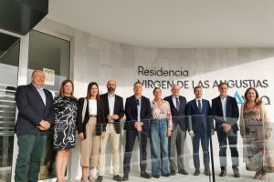 Autoridades en la puerta de la residencia Virgen de las Angustias de Vera.