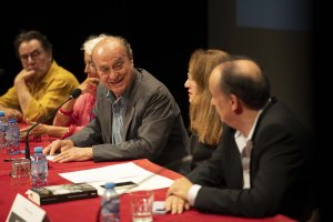 El periodista Martínez Soler sonríe junto a los presentadores de su libro en el Teatro Apolo.