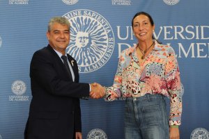 Loles López y Carmelo Rodríguez tras la firma del convenio.