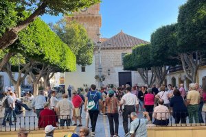La plaza de la iglesia de la Villa de Níjar llena de visitantes.