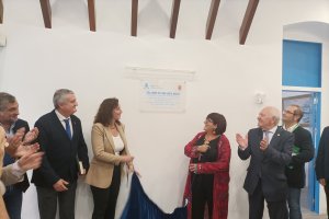 Momento en el que se descubría la placa inaugural