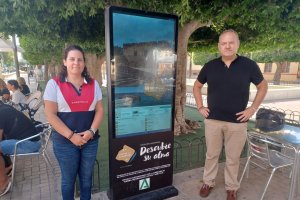 La edil de Turismo y el alcalde junto a uno de los tótems.