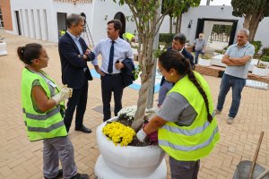 Visita del delegado y el alcalde a algunas de las participantes en el proyecto.