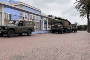 Vehículos de la Legión junto al Club de Mar