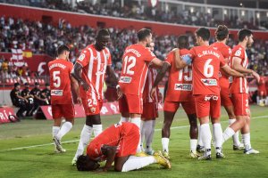 El Bilal Touré besando el césped tras marcar el segundo gol del Almería.